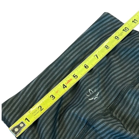 BEYOND YOGA GRAY BLACK STRIPED LEGGINGS, SIZE S - Picture 8 of 9
